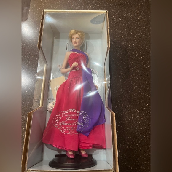 Franklin Mint Princess Diana porcelain limited portrait edition in original box. - Picture 7 of 7